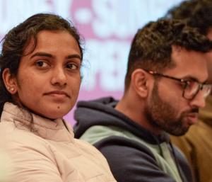 Israel Iran war PV Sindhu stuck in Dubai | ಇಸ್ರೇಲ್ ಇರಾನ್ ಯುದ್ಧ ದುಬೈನಲ್ಲಿ ಸಿಲುಕಿಕೊಂಡ ಪಿವಿ ಸಿಂಧು | Speed News Kannada