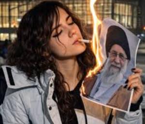 Khameneis photo | ಸಿಗರೇಟ್ ಹಚ್ಚಿ ಬೆಂಕಿಯಿಟ್ಟು ಖಮೇನಿ ಫೋಟೋಗೆ ಸಂಭ್ರಮಿಸಿದ ಯುವತಿ | Speed News Kannada