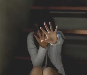 Indecent behavior by taking off ones pants in front of women | ಮಹಿಳೆಯರ ಎದುರು ಪ್ಯಾಂಟ್ ಬಿಚ್ಚಿ ಅಸಭ್ಯ ವರ್ತನೆ | Speed News Kannada