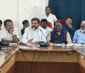 Chalavadi Narayanaswamy challenges Vokkaliga Lingayat  | ದಲಿತರ ಹಣ ಮಾತ್ರ ಏಕೆ ಒಕ್ಕಲಿಗ ಲಿಂಗಾಯತ ನಿಗಮದ ಹಣ ಗ್ಯಾರಂಟಿಗೆ ಬಳಸಲು ಛಲವಾದಿ ನಾರಾಯಣಸ್ವಾಮಿ ಸವಾಲು | Speed News Kannada