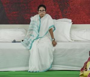 Mamata Banerjees sit in against the Election Commission | ಚುನಾವಣಾ ಆಯೋಗದ ವಿರುದ್ಧ 2ನೇ ದಿನಕ್ಕೆ ಕಾಲಿಟ್ಟ ಮಮತಾ ಬ್ಯಾನರ್ಜಿ ಧರಣಿ | Speed News Kannada