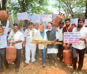 Congress protests against PM Modi | ಇಂಧನ ಬೆಲೆ ಏರಿಕೆ ಪ್ರಧಾನಿ ಮೋದಿ ವಿರುದ್ಧ ಕಾಂಗ್ರಸ್‌ ಪ್ರತಿಭಟನೆ | Speed News Kannada