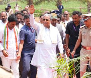 CM Siddaramaiahs justification | ಪ್ರಧಾನಿ ಮೋದಿ ಅವರಂತೆಯೇ ಕರ್ನಾಟಕವೂ ಸಾಲ ಮಾಡಿದೆ ಸಿಎಂ ಸಿದ್ದರಾಮಯ್ಯ ಸಮರ್ಥನೆ | Speed News Kannada