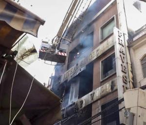 Fire in Delhi multi storey residential building 9 members of the same family die | ದೆಹಲಿಯ ಬಹುಮಹಡಿ ವಸತಿ ಕಟ್ಟಡದಲ್ಲಿ ಅಗ್ನಿ ಅವಘಡ ಒಂದೇ ಕುಟುಂಬದ 9 ಮಂದಿ ಸಾವು | Speed News Kannada