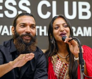 Sanoj Mishra touched my private parts Monalisa makes serious allegations | ಸನೋಜ್ ಮಿಶ್ರಾ ನನ್ನ ಖಾಸಗಿ ಅಂಗ ಮುಟ್ಟಿದ್ದಾನೆ ಮೊನಾಲಿಸಾ ಗಂಭೀರ ಆರೋಪ | Speed News Kannada