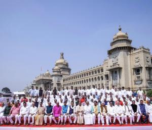 Group photoshoot of MLAs in front of Vidhana Soudha | ವಿಧಾನಸೌಧದ ಮುಂದೆ ಶಾಸಕರ ಗ್ರೂಪ್ ಫೋಟೋಶೂಟ್ | Speed news kannada