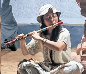 Japanese woman attracting tourists in Gokarna | ಮೋಹನ ಮುರುಳಿಯ ಕೊಳಲ ನಾದ, ಗೋಕರ್ಣದಲ್ಲಿ ಪ್ರವಾಸಿಗರನ್ನು ಆಕರ್ಷಿಸುತ್ತಿರುವ ಜಪಾನ್ ಮಹಿಳೆ | Speed news kannada