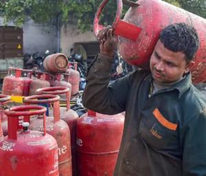 Hotel owner sells cylinder worth ₹1,700 for ₹3,600, angers|1,700 ರೂ. ಸಿಲಿಂಡರ್ 3,600ಕ್ಕೆ ಮಾರಾಟ ಹೋಟೆಲ್ ಮಾಲೀಕರು ಹೈರಾಣು|Speed News Kannada