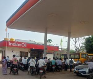 Rumors of petrol shortage in Bengaluru, crowds gather in front of petrol pumps | ಬೆಂಗಳೂರಿನಲ್ಲಿ ಪೆಟ್ರೋಲ್ ಅಭಾವದ ವದಂತಿ, ಬಂಕ್‌ಗಳ ಮುಂದೆ ಜನಜಂಗುಳಿ | Speed news kannada 