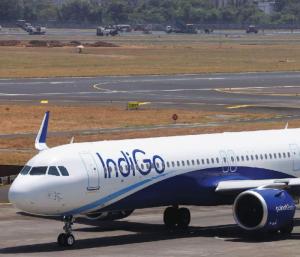 IndiGo flight makes emergency landing at Delhi airport | ದೆಹಲಿ ವಿಮಾನ ನಿಲ್ದಾಣದಲ್ಲಿ ಇಂಡಿಗೋ ವಿಮಾನ ತುರ್ತು ಭೂಸ್ಪರ್ಶ | Speed news kannada