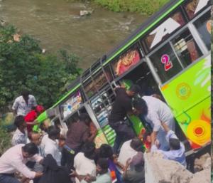 Three seriously injured as bus falls off bridge into ravine|ಸೇತುವೆಯಿಂದ ಹಳ್ಳಕ್ಕೆ ಬಿದ್ದ ಬಸ್‌ ಮೂವರಿಗೆ ಗಂಭೀರ ಗಾಯ|Speed News Kannada