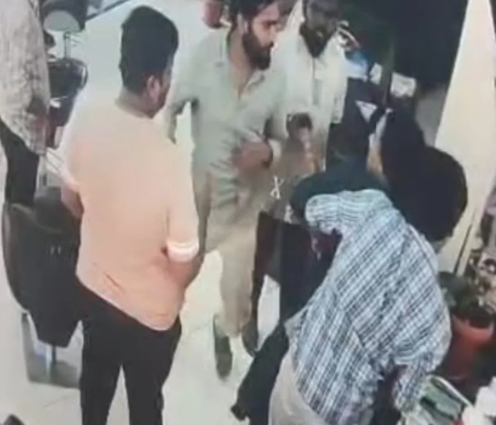 Barber shop owner beaten up by miscreants|ಬಾರ್ಬರ್ ಶಾಪ್ ಮಾಲೀಕನಿಗೆ ಮನಬಂದಂತೆ ಥಳಿಸಿದ ಕಿಡಿಗೇಡಿಗಳು| Speed News Kannada
