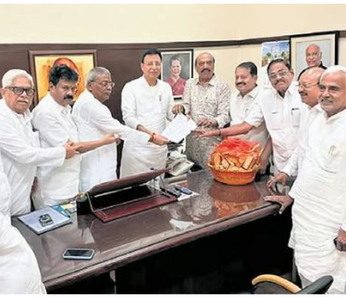 senior MLAs meet in Delhi, Surjewala visits | ಸಂಪುಟ ರಚನೆಗೆ ಕಸರತ್ತು, ದೆಹಲಿಯಲ್ಲಿ ಹಿರಿಯ ಶಾಸಕರ ಸಭೆ, ಸುರ್ಜೇವಾಲ ಭೇಟಿ | Speed news kannada