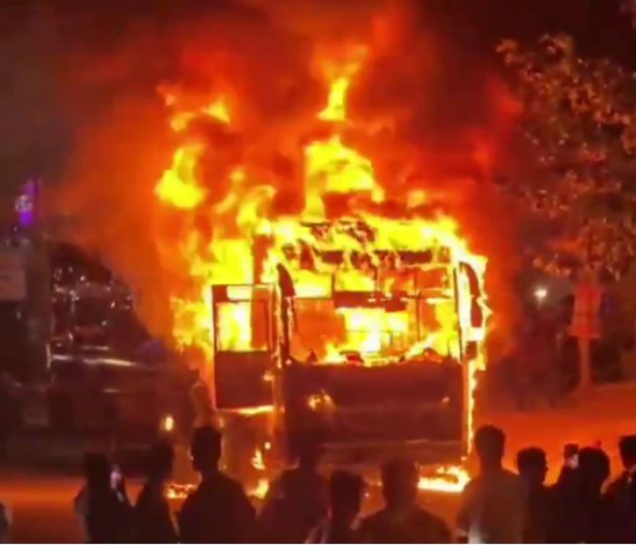 Private bus catches fire | ಧಗಧಗನೆ ಹೊತ್ತು ಉರಿದ ಖಾಸಗಿ ಬಸ್‌, ಚಾಲಕನ ಸಮಯ ಪ್ರಜ್ಞೆಯಿಂದ ಬದುಕುಳಿದ ಪ್ರಯಾಣಿಕರು | Speed news kannada