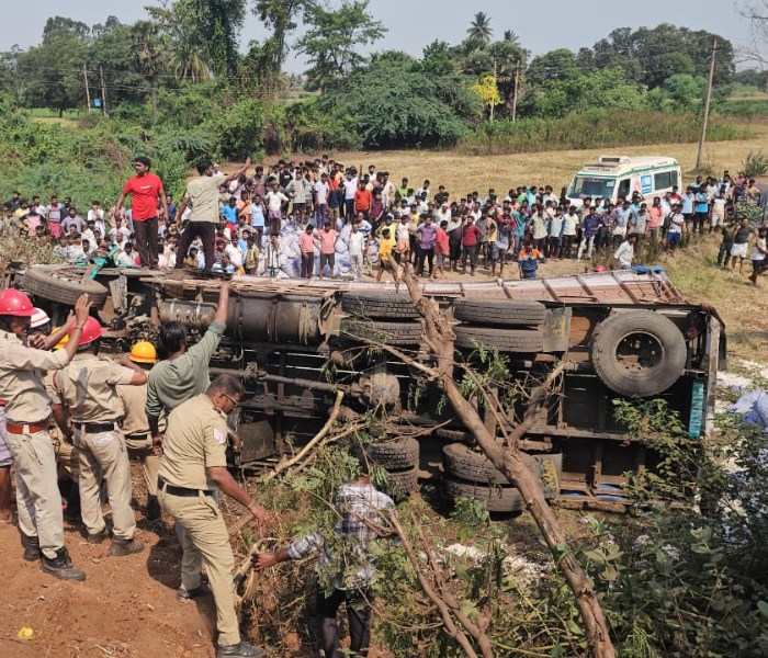 Four killed as truck loaded with garlic | ಬೈಕ್‌,ಕಾರು,ಬಸ್‌ಗೆ ಬೆಳ್ಳುಳ್ಳಿ ತುಂಬಿದ ಲಾರಿ ಡಿಕ್ಕಿ, ನಾಲ್ವರು ದುರ್ಮರಣ | Speed news kannada