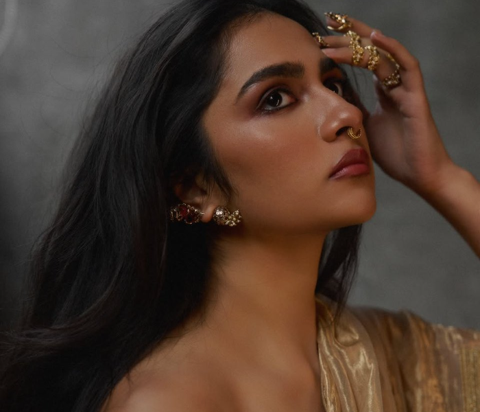 Rukkini shines in a different look | ವಿಭಿನ್ನ ಲುಕ್‌ನಲ್ಲಿ ಮಿಂಚಿದ ರುಕ್ಕಿಣಿ ಟಾಕ್ಸಿಕ್ ನಿರ್ದೇಶಕಿ ಪ್ರತಿಕ್ರಿಯೆ | Speed News Kannada