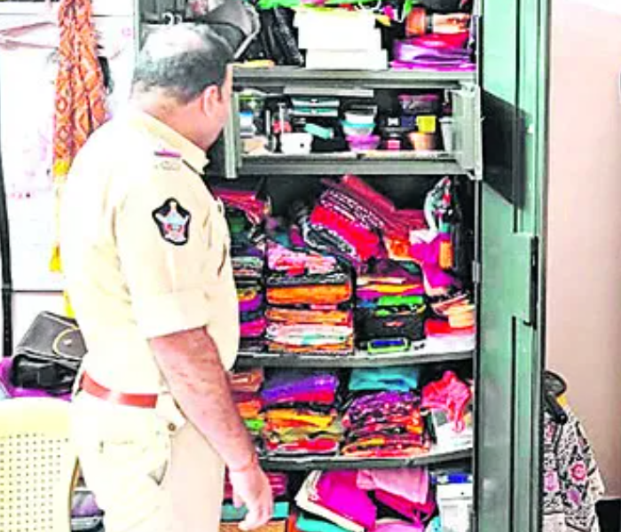 Jewellery and cash worth lakhs stolen | ಹಾಡಹಗಲೇ ಮನೆ ಬೀಗ ಒಡೆದು ಲಕ್ಷಾಂತರ ಮೌಲ್ಯದ ಚಿನ್ನಾಭರಣ ನಗದು ಕಳ್ಳತನ | Speed News Kannada