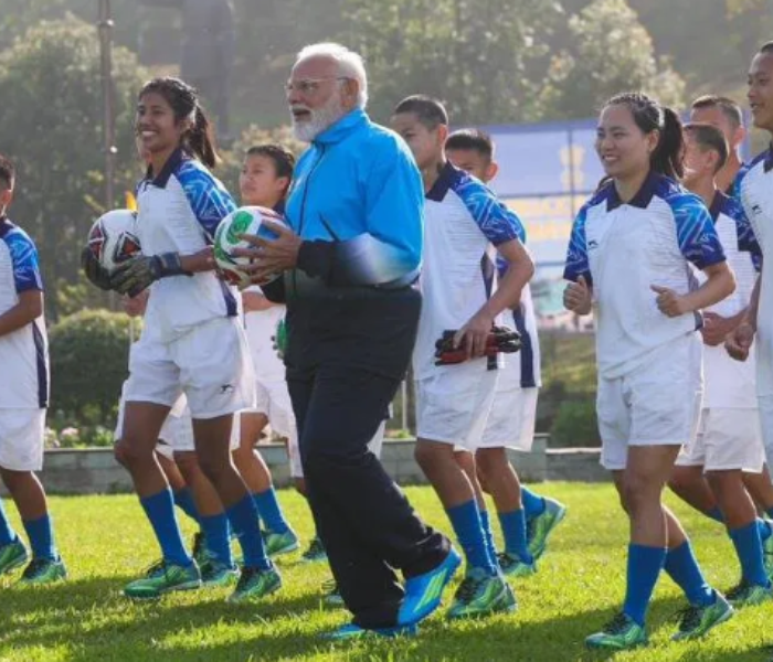 PM Modi plays football with children in Gangtok|ಗ್ಯಾಂಗ್‌ಟಕ್‌ನಲ್ಲಿ ಮಕ್ಕಳೊಂದಿಗೆ ಫುಟ್‌ಬಾಲ್‌ ಆಡಿದ ಪ್ರಧಾನಿ ಮೋದಿ|Speed News Kannada  