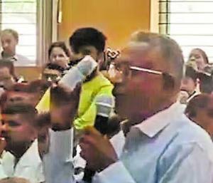 Farmer holds poison bottle in front of minister in protest|ಸಚಿವರ ಎದುರೇ ವಿಷದ ಬಾಟಲಿ ಹಿಡಿದು ರೈತನ ಪ್ರತಿಭಟನೆ|Speed News Kannada