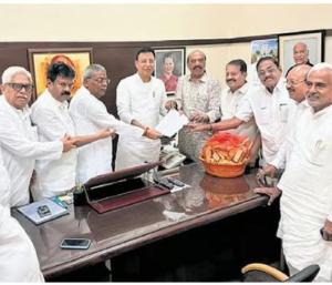 senior MLAs meet in Delhi, Surjewala visits | ಸಂಪುಟ ರಚನೆಗೆ ಕಸರತ್ತು, ದೆಹಲಿಯಲ್ಲಿ ಹಿರಿಯ ಶಾಸಕರ ಸಭೆ, ಸುರ್ಜೇವಾಲ ಭೇಟಿ | Speed news kannada