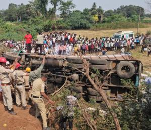 Four killed as truck loaded with garlic | ಬೈಕ್‌,ಕಾರು,ಬಸ್‌ಗೆ ಬೆಳ್ಳುಳ್ಳಿ ತುಂಬಿದ ಲಾರಿ ಡಿಕ್ಕಿ, ನಾಲ್ವರು ದುರ್ಮರಣ | Speed news kannada