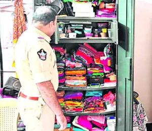 Jewellery and cash worth lakhs stolen | ಹಾಡಹಗಲೇ ಮನೆ ಬೀಗ ಒಡೆದು ಲಕ್ಷಾಂತರ ಮೌಲ್ಯದ ಚಿನ್ನಾಭರಣ ನಗದು ಕಳ್ಳತನ | Speed News Kannada