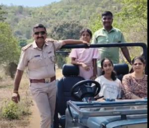 Mourners with family in police uniform|ಪೊಲೀಸ್ ಸಮವಸ್ತ್ರದಲ್ಲಿ ಫ್ಯಾಮಿಲಿ ಜೊತೆ ಶೋಕಿ|Speed News Kannada
