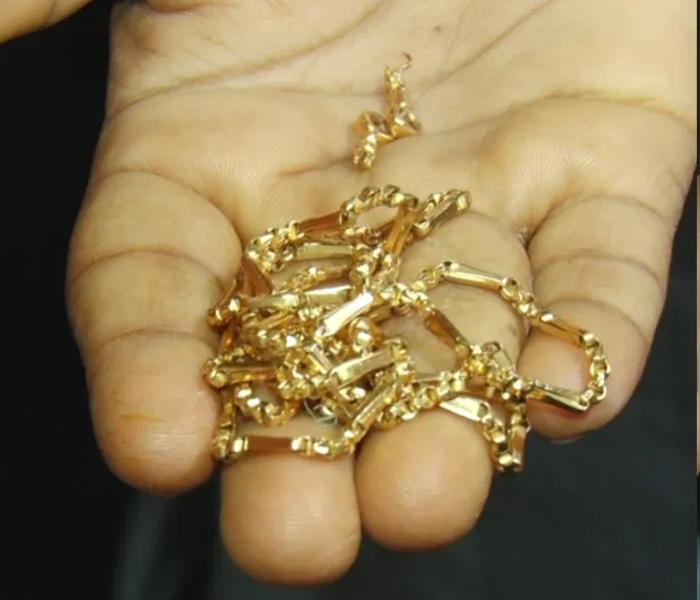 Gold chain stolen by thieves | ಚಾಕು ತೋರಿಸಿ ಕಳ್ಳರು ಒಯ್ದಿದ್ದ ಚಿನ್ನದ ಸರ ಮನೆಯೆದುರೇ ಪತ್ತೆ | Speed News Kannada