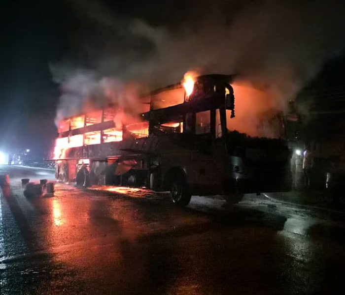 sleeper bus catches fire late  night; passengers escape| ತಡರಾತ್ರಿ ಹೊತ್ತಿ ಉರಿದ ಸ್ಲೀಪರ್‌ ಬಸ್; ಸಮಯಪ್ರಜ್ಞೆಯಿಂದ ಅಪಾಯದಿಂದ ಪಾರಾದ ಪ್ರಯಾಣಿಕರು: |Speed News Kannada