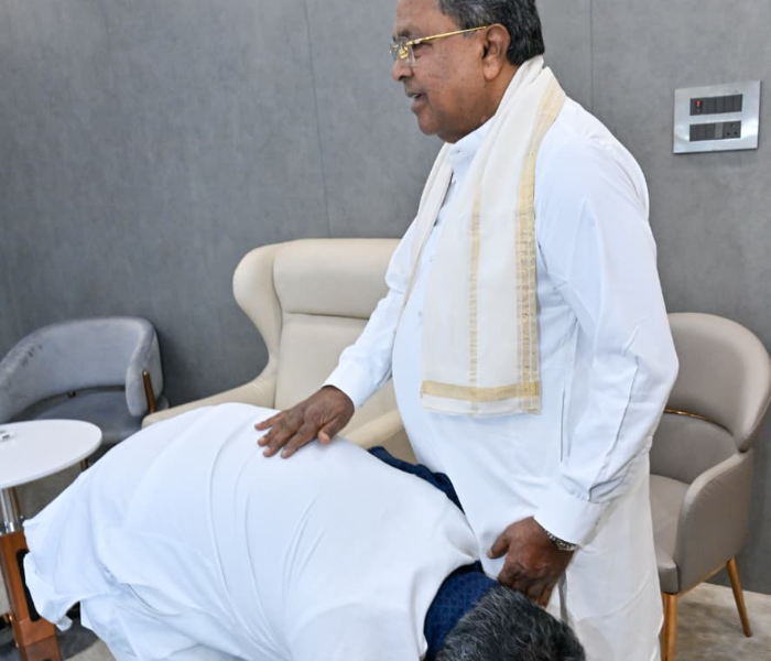 ಉಪಹಾರ ಸಭೆ; ಸಿದ್ದರಾಮಯ್ಯ ಪಾದಕ್ಕೆ ನಮಸ್ಕರಿಸಿದ ಶಿವಕುಮಾರ್; ಆತ್ಮೀಯ ಆಲಿಂಗನ|Speed News Kannada