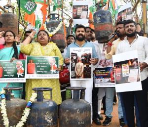 ವಾಣಿಜ್ಯ ಸಿಲಿಂಡರ್ ಬೆಲೆ ಹೆಚ್ಚಳ : ಯುವ ಕಾಂಗ್ರೆಸ್ ನಿಂದ ವಿನೂತನ ಪ್ರತಿಭಟನೆ
