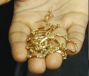 Gold chain stolen by thieves | ಚಾಕು ತೋರಿಸಿ ಕಳ್ಳರು ಒಯ್ದಿದ್ದ ಚಿನ್ನದ ಸರ ಮನೆಯೆದುರೇ ಪತ್ತೆ | Speed News Kannada