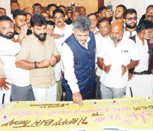 dcm shivakumar celebrated birthday without gift by highcommand| “ಉಡುಗೊರೆ” ಇಲ್ಲದೆ ಹುಟ್ಟುಹಬ್ಬ ಆಚರಿಸಿಕೊಂಡ ಡಿಸಿಎಂ ಶಿವಕುಮಾರ್; ಅಭಿಮಾನಿಗಳಲ್ಲಿ ಮೂಡಿದ ನಿರಾಸೆ|Speed News Kannada