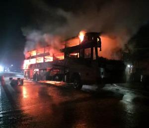 sleeper bus catches fire late  night; passengers escape| ತಡರಾತ್ರಿ ಹೊತ್ತಿ ಉರಿದ ಸ್ಲೀಪರ್‌ ಬಸ್; ಸಮಯಪ್ರಜ್ಞೆಯಿಂದ ಅಪಾಯದಿಂದ ಪಾರಾದ ಪ್ರಯಾಣಿಕರು: |Speed News Kannada