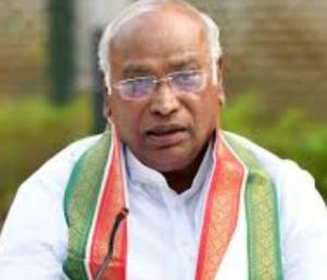  ಕಚ್ಚಾ ತೈಲ ಬೆಲೆ ಇಳಿದಿದೆ: ಆದರೂ ಪೆಟ್ರೋಲ್, ಡೀಸೆಲ್ ದರ ಏರಿಕೆ ಏಕೆ?: ಖರ್ಗೆ ಪ್ರಶ್ನೆ| Speed News Kannada