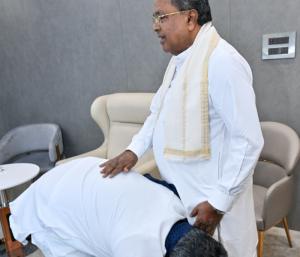 ಉಪಹಾರ ಸಭೆ; ಸಿದ್ದರಾಮಯ್ಯ ಪಾದಕ್ಕೆ ನಮಸ್ಕರಿಸಿದ ಶಿವಕುಮಾರ್; ಆತ್ಮೀಯ ಆಲಿಂಗನ|Speed News Kannada