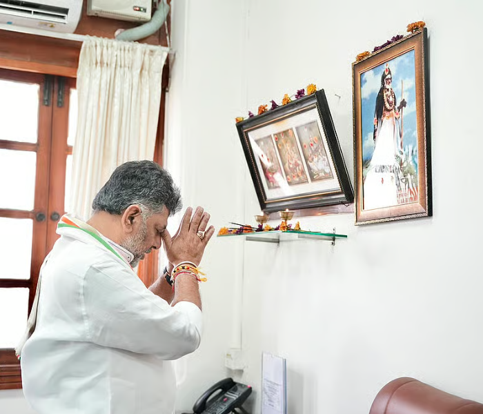 ಡಿಕೆ ಶಿವಕುಮಾರ್‌ ಕಚೇರಿ ವಾಸ್ತು ಬದಲಾವಣೆ; ಅಜ್ಜಯ್ಯನ ಚಿತ್ರ ಅಳವಡಿಕೆ;|Speed News Kannada