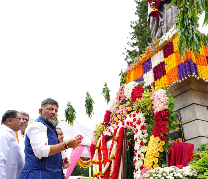 ಸಮಾನತೆಯ “ಅರಸ”ನಿಗೆ ಪುಷ್ಪ ನಮನ ಸಲ್ಲಿಸಿದ ಸಿಎಂ ಡಿಕೆ ಶಿವಕುಮಾರ್‌ |Speed News Kannada
