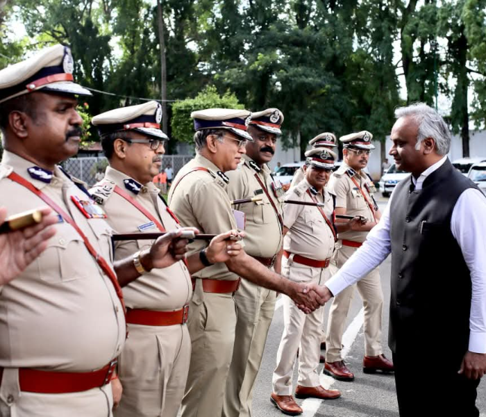 ಯಾವುದೇ ವ್ಯಕ್ತಿ, ಪ್ರಕರಣವಾದರೂ ರಾಜಿ ಇಲ್ಲದೆ ಕ್ರಮ ಜರುಗಿಸಿ: ಗೃಹ ಸಚಿವ ಪ್ರಿಯಾಂಕ್‌ ಖರ್ಗೆ ಸೂಚನೆ|Speed News Kannada