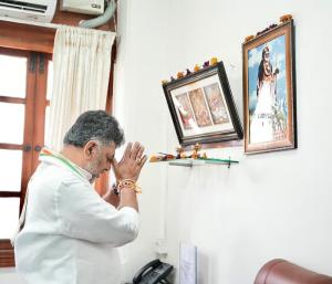 ಡಿಕೆ ಶಿವಕುಮಾರ್‌ ಕಚೇರಿ ವಾಸ್ತು ಬದಲಾವಣೆ; ಅಜ್ಜಯ್ಯನ ಚಿತ್ರ ಅಳವಡಿಕೆ;|Speed...