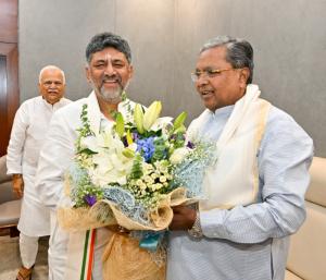 ಸಿದ್ದರಾಮಯ್ಯ, ಬಿಎಸ್‌ ವೈ, ದೇವೇಗೌಡ ಅವರ ಆಶೀರ್ವಾದ ಪಡೆದ ಡಿಕೆ ಶಿವಕುಮಾರ್‌ |Speed News Kannada