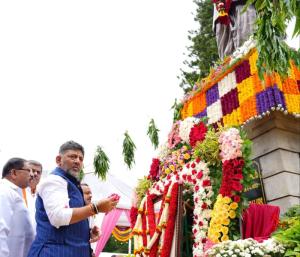 ಸಮಾನತೆಯ “ಅರಸ”ನಿಗೆ ಪುಷ್ಪ ನಮನ ಸಲ್ಲಿಸಿದ ಸಿಎಂ ಡಿಕೆ ಶಿವಕುಮಾರ್‌ |Speed News Kannada