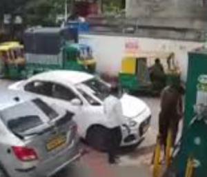 Unexpected accident at CNG station | ಸಿಎನ್‌ಜಿ ಬಂಕ್‌ನಲ್ಲಿ ಅನಿರೀಕ್ಷಿತ...
