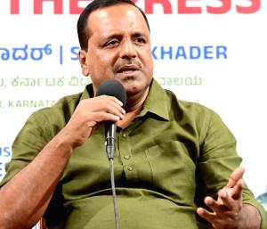 UT KHADER | ಇಂದು ಚಪ್ಪಲಿ ಎಸೆದವರೇ ನಾಳೆ ಹಾರ ಹಾಕ್ತಾರೆ: ಸಚಿವ ಯು ಟಿ ಖಾದರ್...