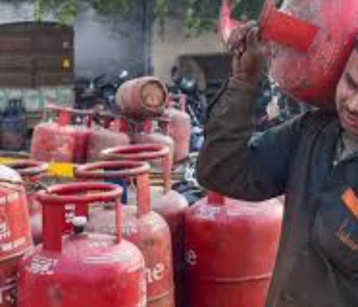 Commercial LPG | ವಾಣಿಜ್ಯ ಬಳಕೆಯ ಸಿಲಿಂಡರ್‌ ಬೆಲೆ ಇಳಿಕೆ ಇಂದಿನಿಂದಲೇ ಪರಿಷ್ಕೃತ ದರ ಜಾರಿ | SNK