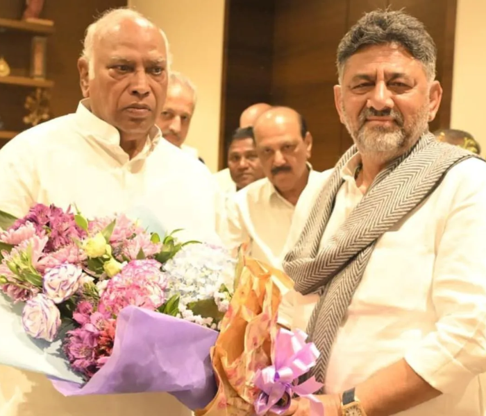 CM DK Shivakumar meets President Mallikarjun Kharge | ಸಚಿವ ಸಂಪುಟ ವಿಸ್ತರಣೆ ಎಐಸಿಸಿ ಅಧ್ಯಕ್ಷ ಮಲ್ಲಿಕಾರ್ಜುನ ಖರ್ಗೆ ಭೇಟಿಯಾಗಿ ಮಹತ್ವದ ಚರ್ಚೆ ನಡೆಸಿದ ಸಿಎಂ ಡಿ ಕೆ ಶಿವಕುಮಾರ್ | SNK