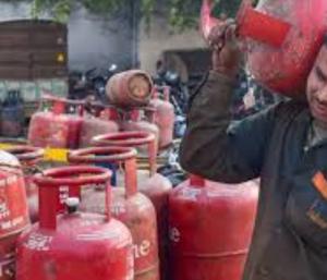 Commercial LPG | ವಾಣಿಜ್ಯ ಬಳಕೆಯ ಸಿಲಿಂಡರ್‌ ಬೆಲೆ ಇಳಿಕೆ ಇಂದಿನಿಂದಲೇ ಪರಿಷ್ಕೃತ ದರ ಜಾರಿ | SNK